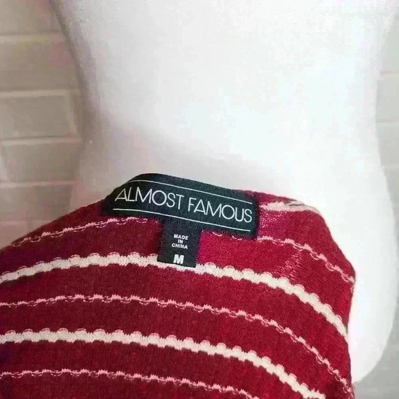 Almost Famous women's cold shoulder 3/4 sleeve red and white knit top medium - Picture 5 of 7